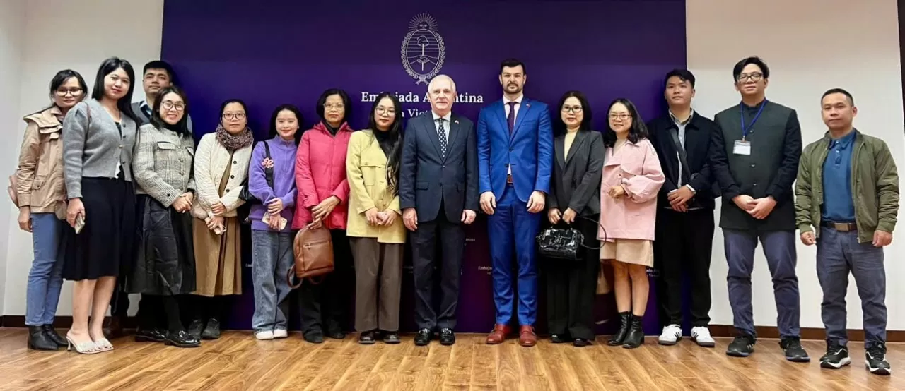 Đại sứ Argentina Marcos A. Bednarski chụp ảnh cùng đại diện các cơ quan báo chí. 