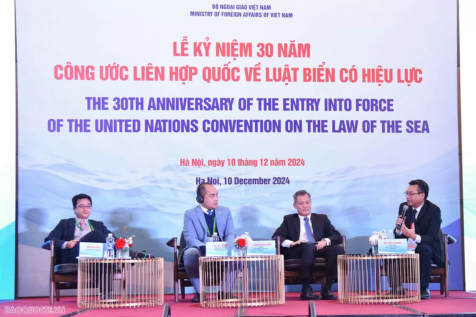 Sáng 10/12, tại Hà Nội, Bộ Ngoại giao tổ chức Lễ kỷ niệm 30 năm Công ước Liên hợp quốc về Luật biển có hiệu lực nhằm nhìn nhận lại giá trị, vai trò của Công ước cũng như chặng đường Việt Nam thực thi những quy định của Công ước trong 30 năm qua. (Ảnh: Anh Sơn) Sáng 10/12, tại Hà Nội, Bộ Ngoại giao tổ chức Lễ kỷ niệm 30 năm Công ước Liên hợp quốc về Luật biển có hiệu lực nhằm nhìn nhận lại giá trị, vai trò của Công ước cũng như chặng đường Việt Nam thực thi những quy định của Công ước trong 30 năm qua. (Ảnh: Anh