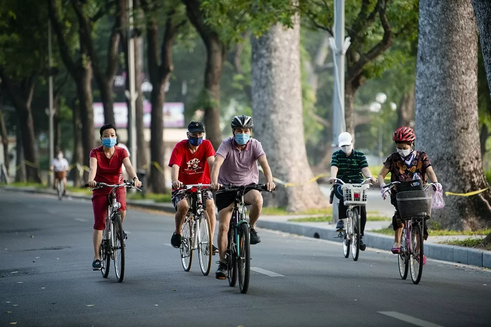 Ảnh 2. Người dân đi xe đạp bên Hồ Hoàn Kiếm. (Nguồn: KTĐT)