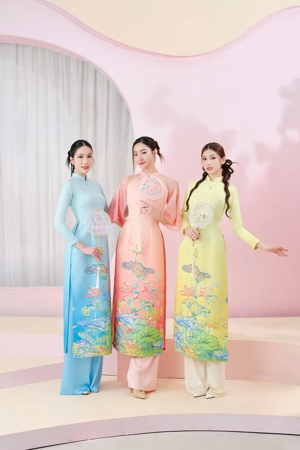 Lương Thùy Linh, Phương Anh 'phá cách' với áo dài Tết thêu đính độc đáo Lương Thùy Linh, Phương Anh 'phá cách' với áo dài Tết thêu đính độc đáo