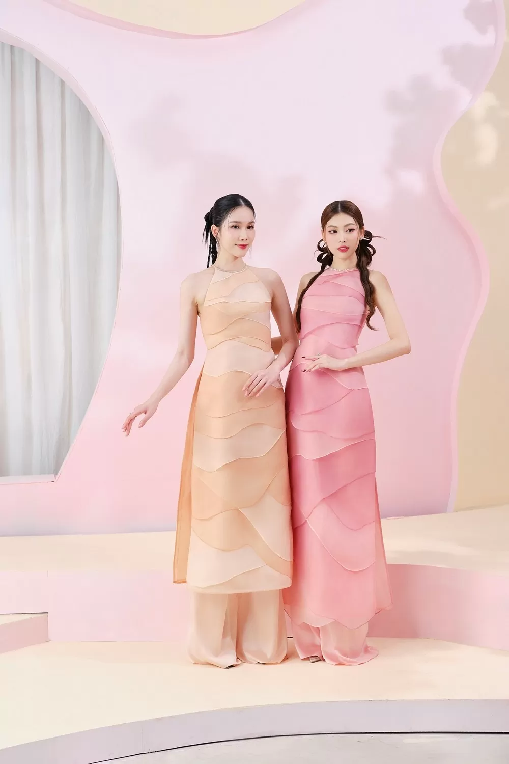 Lương Thùy Linh, Phương Anh 'phá cách' với áo dài Tết thêu đính độc đáo Lương Thùy Linh, Phương Anh 'phá cách' với áo dài Tết thêu đính độc đáo