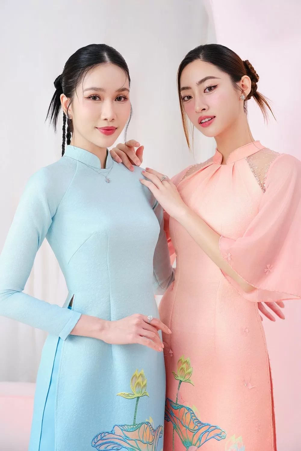 Lương Thùy Linh, Phương Anh 'phá cách' với áo dài Tết thêu đính độc đáo Lương Thùy Linh, Phương Anh 'phá cách' với áo dài Tết thêu đính độc đáo