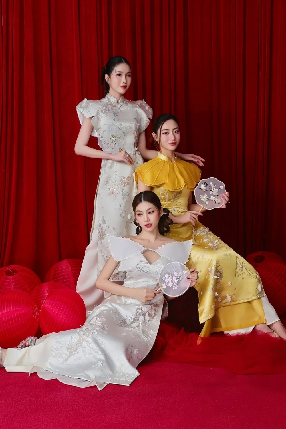 Lương Thùy Linh, Phương Anh 'phá cách' với áo dài Tết thêu đính độc đáo Lương Thùy Linh, Phương Anh 'phá cách' với áo dài Tết thêu đính độc đáo
