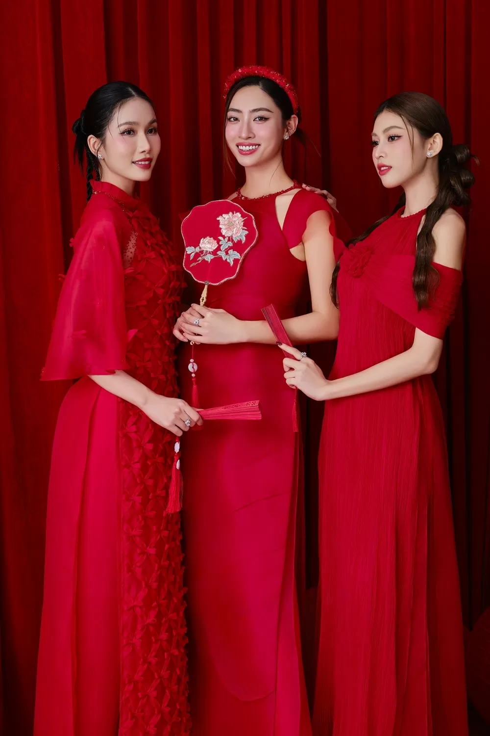 Lương Thùy Linh, Phương Anh 'phá cách' với áo dài Tết thêu đính độc đáo Lương Thùy Linh, Phương Anh 'phá cách' với áo dài Tết thêu đính độc đáo