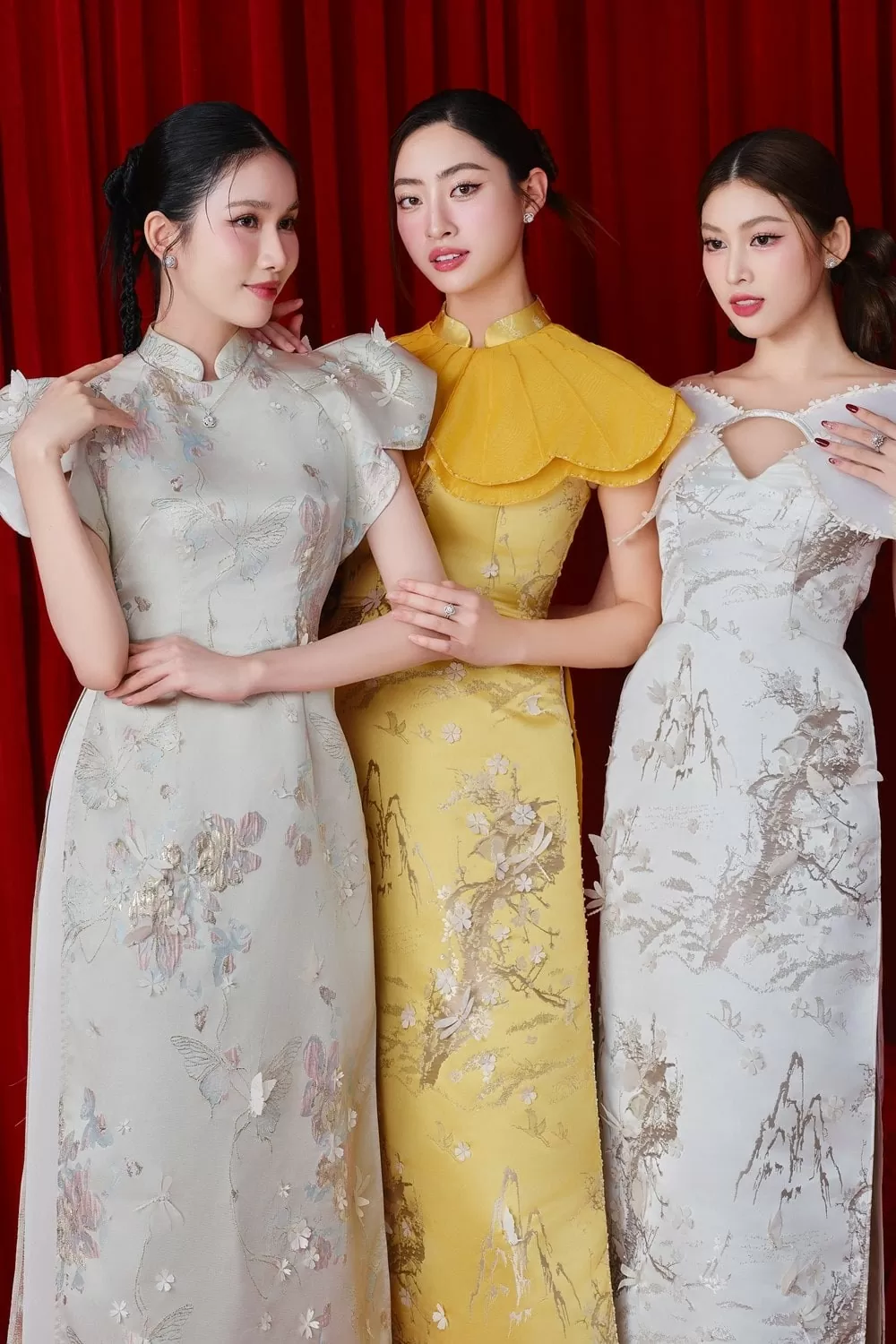 Lương Thùy Linh, Phương Anh 'phá cách' với áo dài Tết thêu đính độc đáo Lương Thùy Linh, Phương Anh 'phá cách' với áo dài Tết thêu đính độc đáo