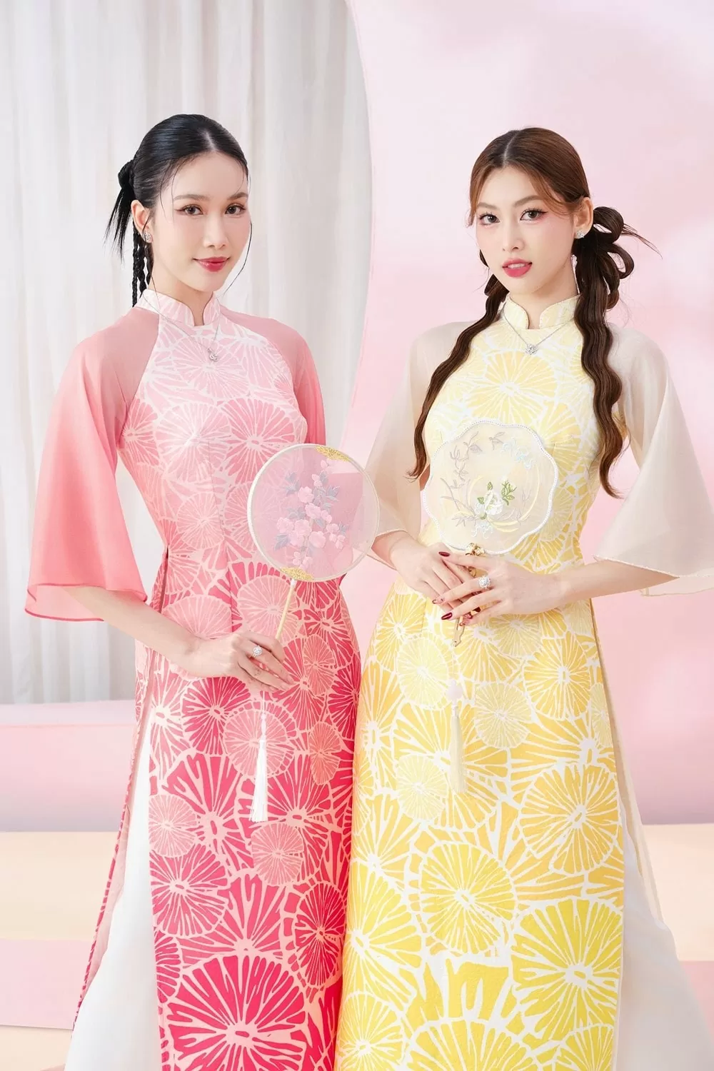 Lương Thùy Linh, Phương Anh 'phá cách' với áo dài Tết thêu đính độc đáo Lương Thùy Linh, Phương Anh 'phá cách' với áo dài Tết thêu đính độc đáo