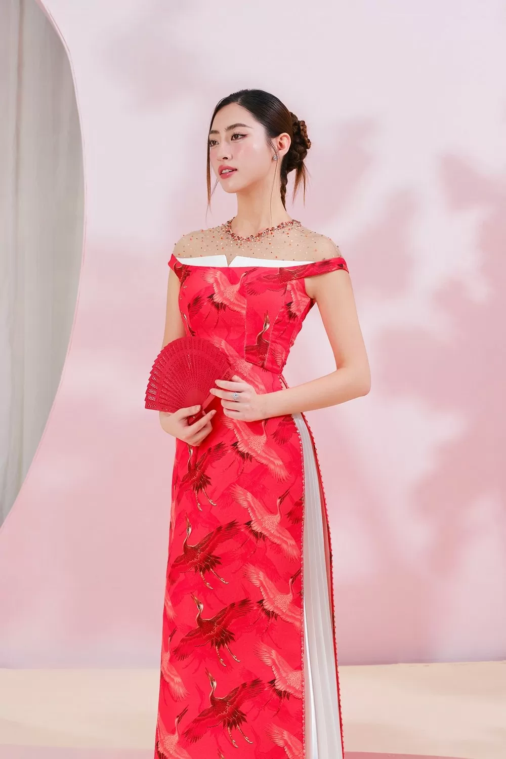 Lương Thùy Linh, Phương Anh 'phá cách' với áo dài Tết thêu đính độc đáo Lương Thùy Linh, Phương Anh 'phá cách' với áo dài Tết thêu đính độc đáo