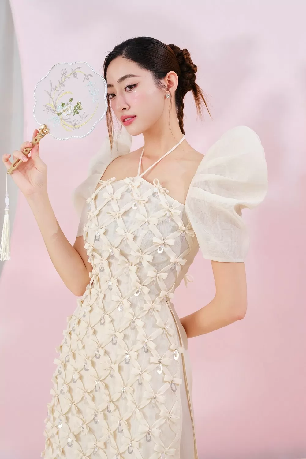 Lương Thùy Linh, Phương Anh 'phá cách' với áo dài Tết thêu đính độc đáo Lương Thùy Linh, Phương Anh 'phá cách' với áo dài Tết thêu đính độc đáo