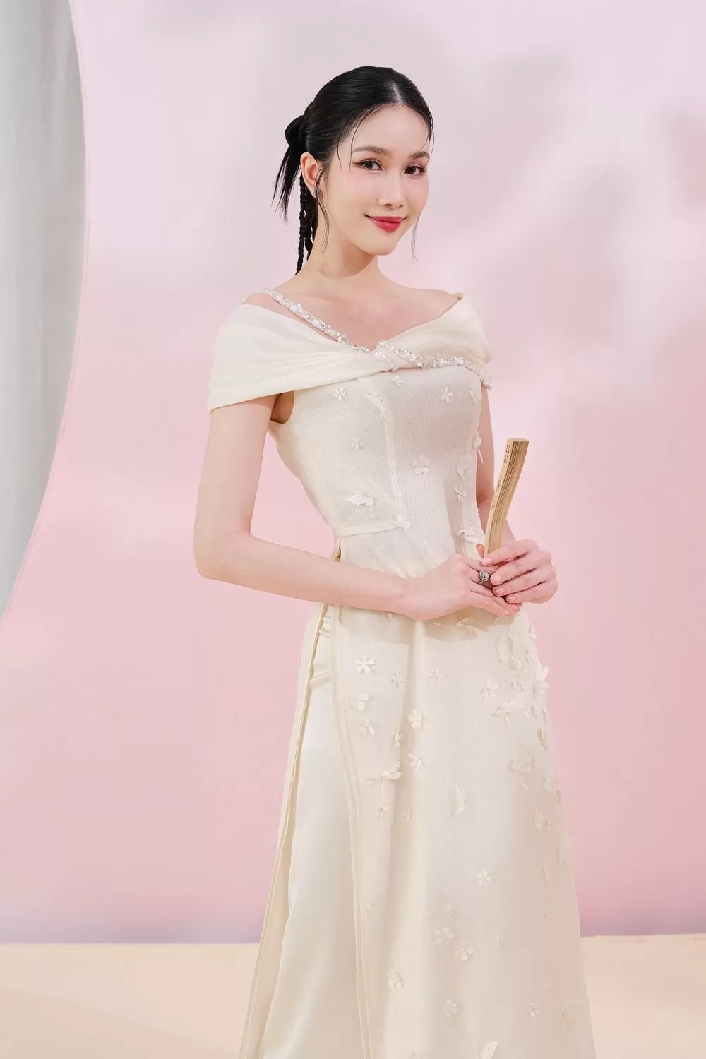 Lương Thùy Linh, Phương Anh 'phá cách' với áo dài Tết thêu đính độc đáo Lương Thùy Linh, Phương Anh 'phá cách' với áo dài Tết thêu đính độc đáo