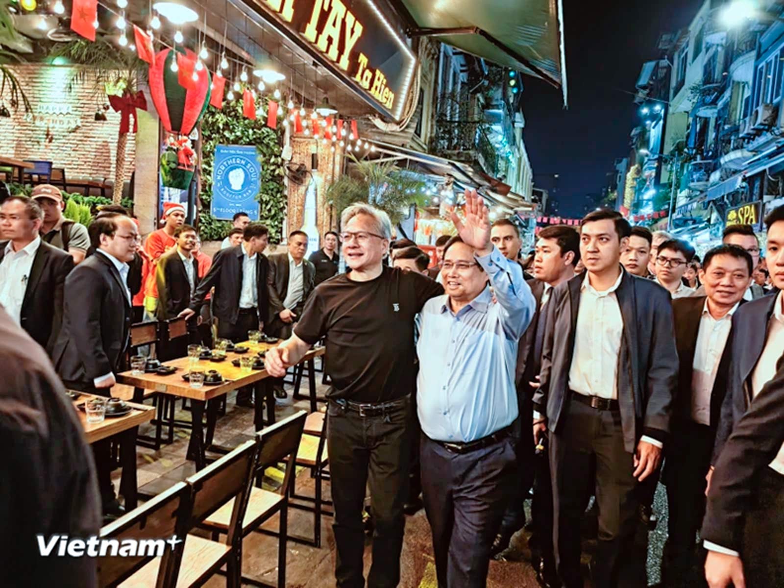 Thủ tướng Phạm Minh Chính cùng Chủ tịch NVIDIA thăm hồ Gươm, phố cổ, thưởng thức bia Hà Nội