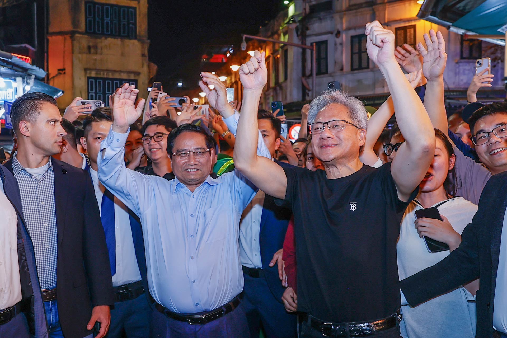 Thủ tướng Phạm Minh Chính cùng Chủ tịch NVIDIA thăm hồ Gươm, phố cổ, thưởng thức bia Hà Nội