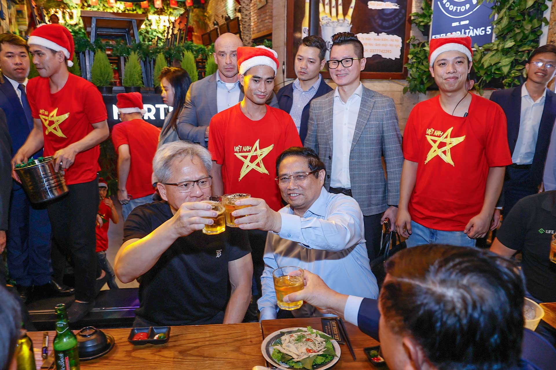 Thủ tướng Phạm Minh Chính cùng Chủ tịch NVIDIA thăm hồ Gươm, phố cổ, thưởng thức bia Hà Nội