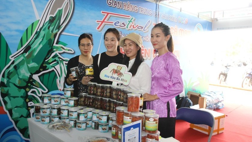 khang dinh gia tri thuong hieu cua san pham ca mau nho thuong mai dien tu chuyen doi so