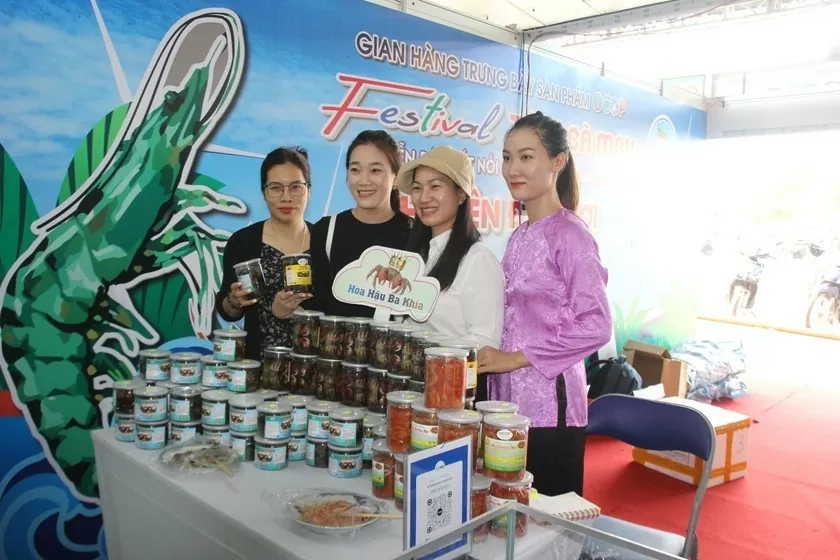 Thông qua mạng xã hội, xây dựng video và livestream trực tiếp bán hàng, hoạt động kinh doanh của HTX Ba khía Đầm Dơi thu hiệu quả cao. (Nguồn: Báo Pháp luật)