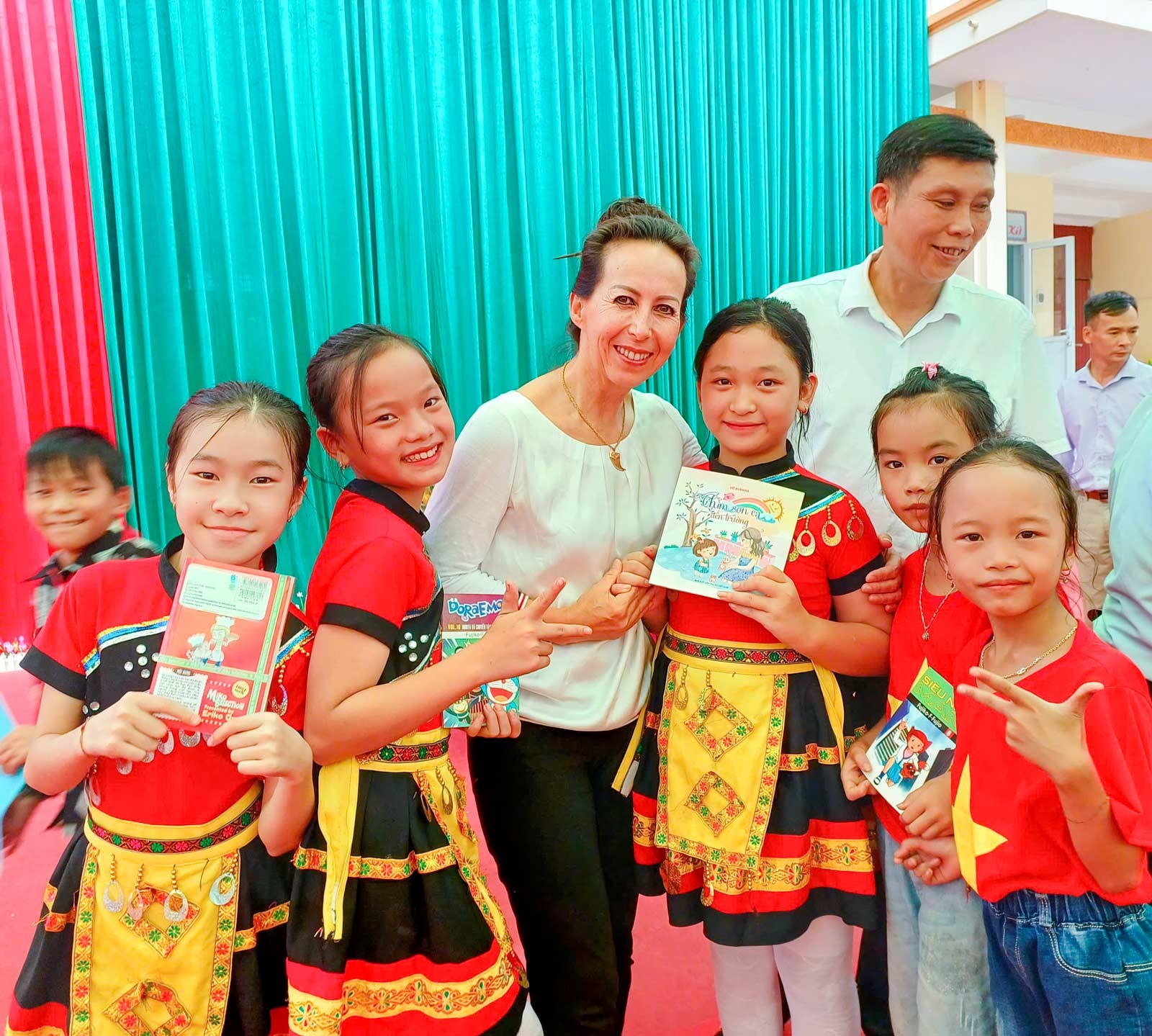 Bà Isabelle Müller trong một chuyến đi ủng hộ học sinh nghèo.