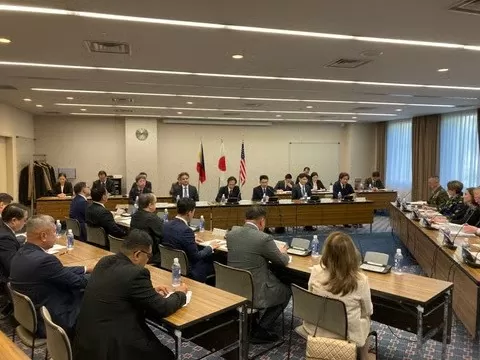 Đối thoại hàng hải Mỹ-Nhật Bản-Philippines: Phản đối 'những nỗ lực đơn phương nhằm thay đổi hiện trạng bằng vũ lực' ở Biển Đông. (Bộ Ngoại giao Nhật Bản) Đối thoại hàng hải Mỹ-Nhật Bản-Philippines: Phản đối 'những nỗ lực đơn phương nhằm thay đổi hiện trạng bằng vũ lực' ở Biển Đông. (Bộ Ngoại giao Nhật Bản)