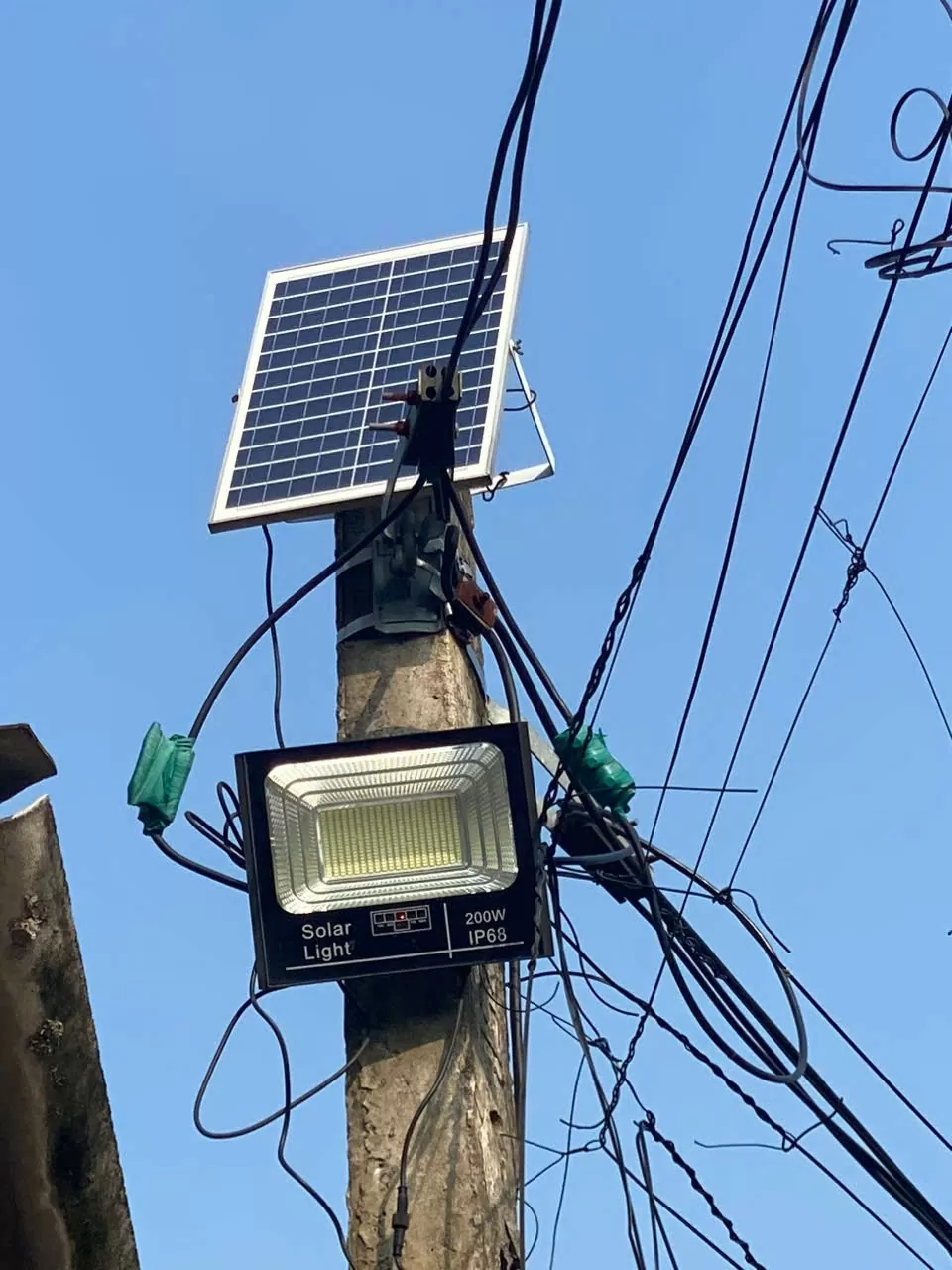 Đèn năng lượng mặt trời được lắp đặt tại ngõ nhà chị Hạnh. (Ảnh: Thanh Hà) Đèn năng lượng mặt trời được lắp đặt tại ngõ nhà chị Hạnh. (Ảnh: Thanh Hà)