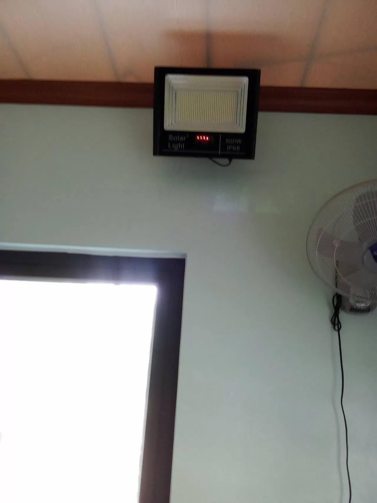 Đèn năng lượng mặt trời tại khu vực bếp nhà bà Dương. (Ảnh: Thanh Hà) Đèn năng lượng mặt trời tại khu vực bếp nhà bà Dương. (Ảnh: Thanh Hà)