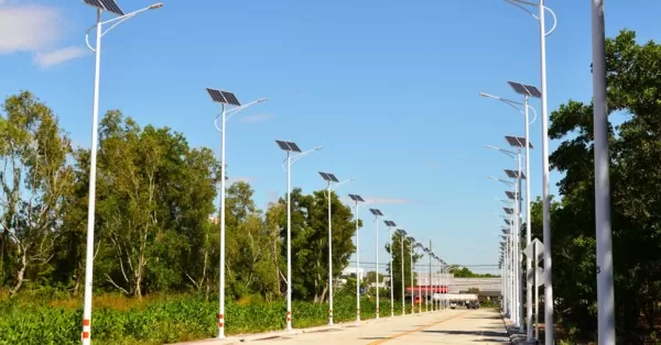 Đèn năng lượng mặt trời ngày càng được sử dụng nhiều tại các vùng nông thôn Việt Nam. (Nguồn: DAT) Đèn năng lượng mặt trời ngày càng được sử dụng nhiều tại các vùng nông thôn Việt Nam. (Nguồn: DAT)