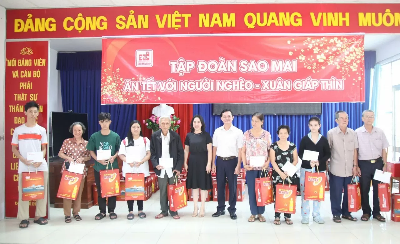 Sao Mai ăn tết với người nghèo - một hình ảnh gần gũi và thân thiện.