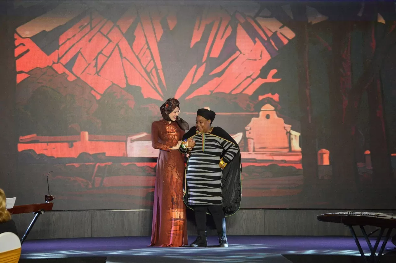 Khi áo dài và âm nhạc truyền thống trở thành ‘sứ giả’ gắn kết các quốc gia Khi áo dài và âm nhạc truyền thống trở thành ‘sứ giả’ gắn kết các quốc gia