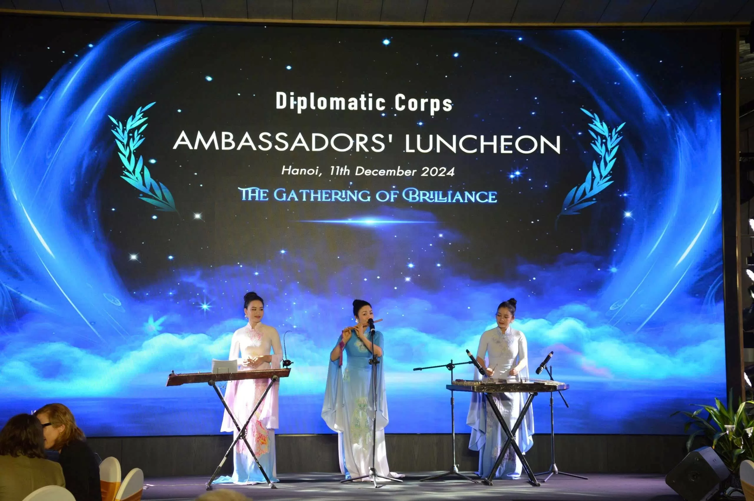 Khi áo dài và âm nhạc truyền thống trở thành ‘sứ giả’ gắn kết các quốc gia Khi áo dài và âm nhạc truyền thống trở thành ‘sứ giả’ gắn kết các quốc gia