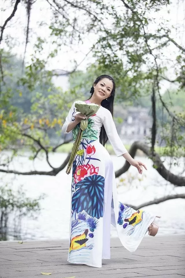 Bộ ảnh chụp Hoa khôi Tân Lê được thực hiện trong hơn một giờ tại hồ Hoàn Kiếm, Hà Nội. Bộ ảnh chụp Hoa khôi Tân Lê được thực hiện trong hơn một giờ tại hồ Hoàn Kiếm, Hà Nội.