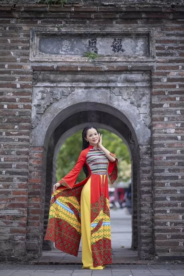 Hoa khôi Tân Lê: “Bộ ảnh Tự hào áo dài Việt Nam là sản phẩm tôn vinh hình ảnh người phụ nữ Việt trong tà áo dài truyền thống, qua đó quảng bá vẻ đẹp của áo dài, cũng như cốt cách, công dung ngôn hạnh của người phụ nữ Việt”. Hoa khôi Tân Lê: “Bộ ảnh Tự hào áo dài Việt Nam là sản phẩm tôn vinh hình ảnh người phụ nữ Việt trong tà áo dài truyền thống, qua đó quảng bá vẻ đẹp của áo dài, cũng như cốt cách, công dung ngôn hạnh của người phụ nữ Việt”.