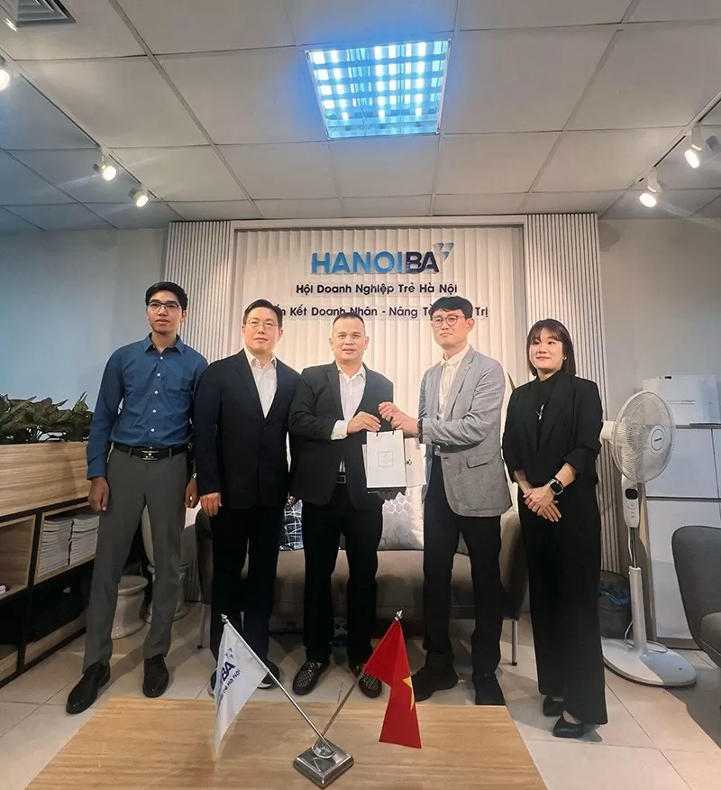 Phó Chủ tịch Hội Doanh nghiệp trẻ Hà Nội Trần Văn Minh và chủ tịch CLB khởi nghiệp Hà Nội ký kiên bản ghi nhớ hợp tác giữa các trường ĐH HQ và hội doanh nghiệp trẻ. Phó Chủ tịch Hội Doanh nghiệp trẻ Hà Nội Trần Văn Minh và chủ tịch CLB khởi nghiệp Hà Nội ký kiên bản ghi nhớ hợp tác giữa các trường ĐH HQ và hội doanh nghiệp trẻ.