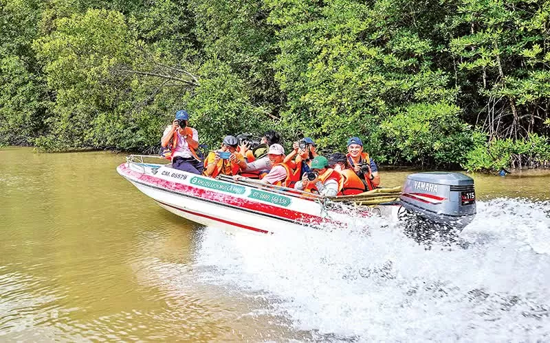 Xây dựng, phát triển con người Cà Mau giàu bản sắc, hội nhập bền vững Xây dựng, phát triển con người Cà Mau giàu bản sắc, hội nhập bền vững