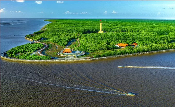 Mũi Cà Mau - mảnh đất thiêng liêng nơi cực Nam Tổ quốc mà mỗi người Việt Nam ai cũng ao ước một lần đặt trên đến. (Ảnh: Huỳnh Lâm)