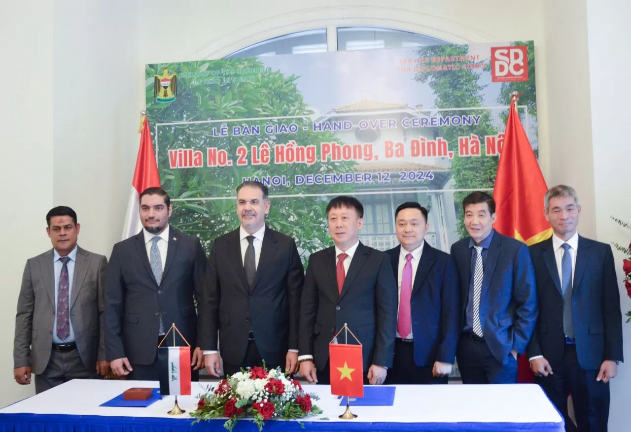 Ông Ngô Phương Nghị, Cục trưởng Cục Phục vụ Ngoại giao và ông Ahmad Moayad Rashad Al-Azzawi, Đại biện Đại sứ quán Iraq tại Việt Nam cùng các đại diện, cán bộ Cục Phục vụ Ngoại giao đoàn và Đại sứ quán Iraq chụp ảnh lưu niệm. (Ảnh: Phạm Hiền) 