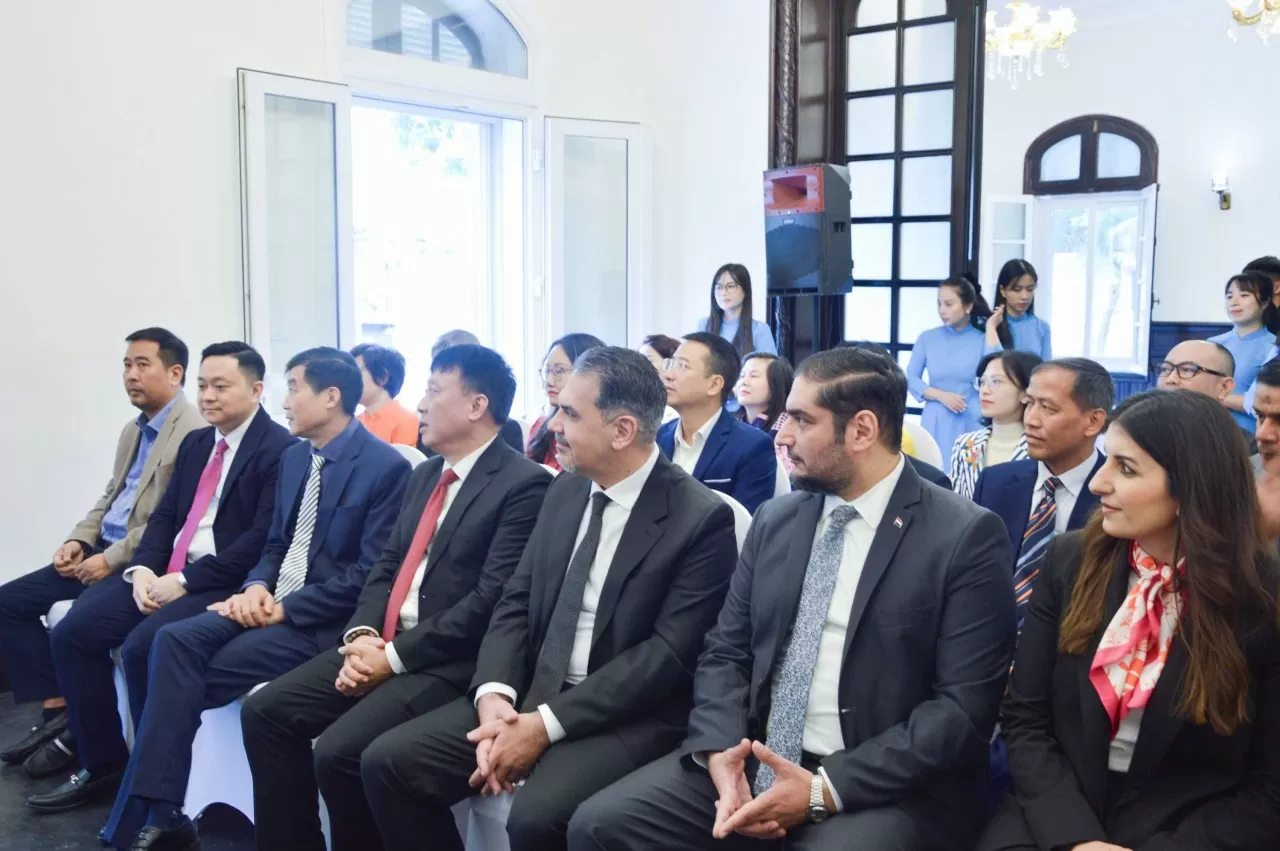 Các cán bộ và nhân viên của Đại sứ quán Iraq và Cục Phục vụ Ngoại giao đoàn trong buổi lễ. (Ảnh: Phạm Hiền) 