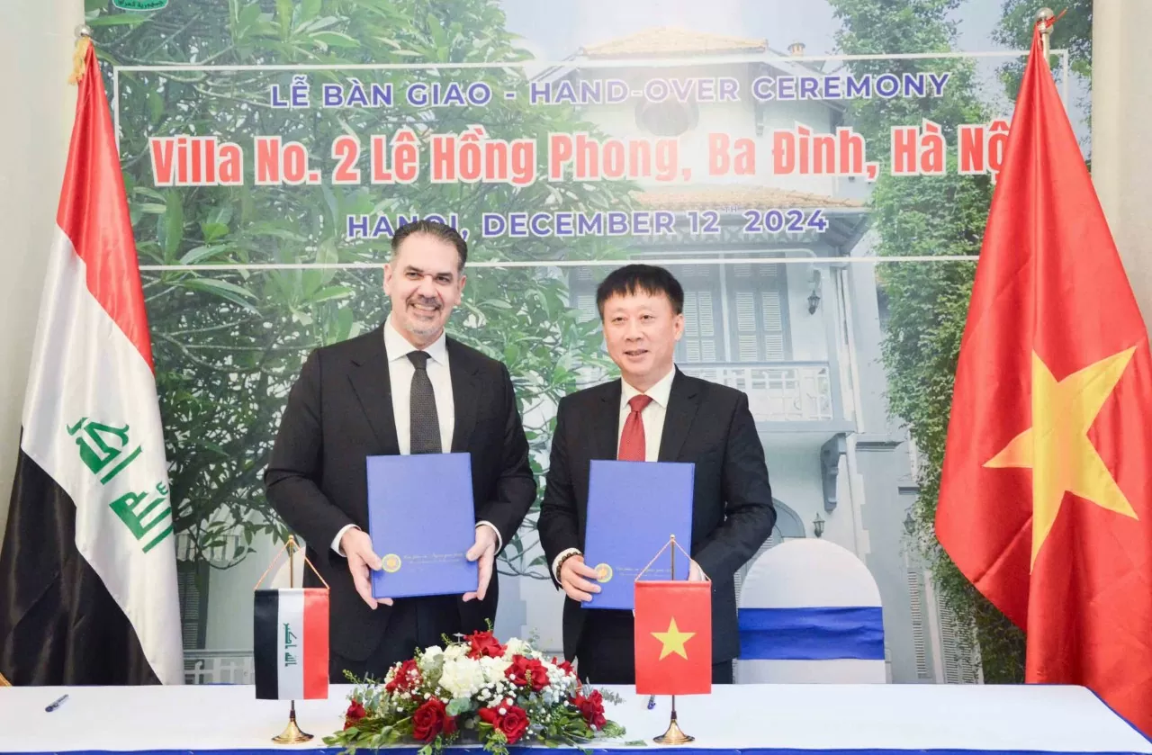 Ông Ngô Phương Nghị, Cục trưởng Cục Phục vụ Ngoại giao đoàn và ông Ahmad Moayad Rashad Al-Azzawi, Đại biện Đại sứ quán Iraq tại Việt Nam tại buổi lễ bàn giao nhà số 2 Lê Hồng Phong (Ảnh: Phạm Hiền) 