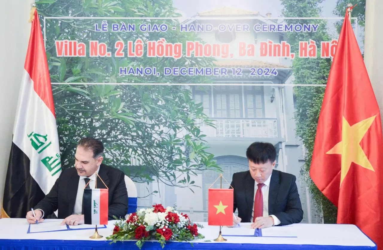 Ông Ngô Phương Nghị, Cục trưởng Cục Phục vụ Ngoại giao đoàn và ông Ahmad Moayad Rashad Al-Azzawi, Đại biện Đại sứ quán Iraq tại Việt Nam kí kết biên bản bàn giao nhà số 2 Lê Hồng Phong (Ảnh: Phạm Hiền) 