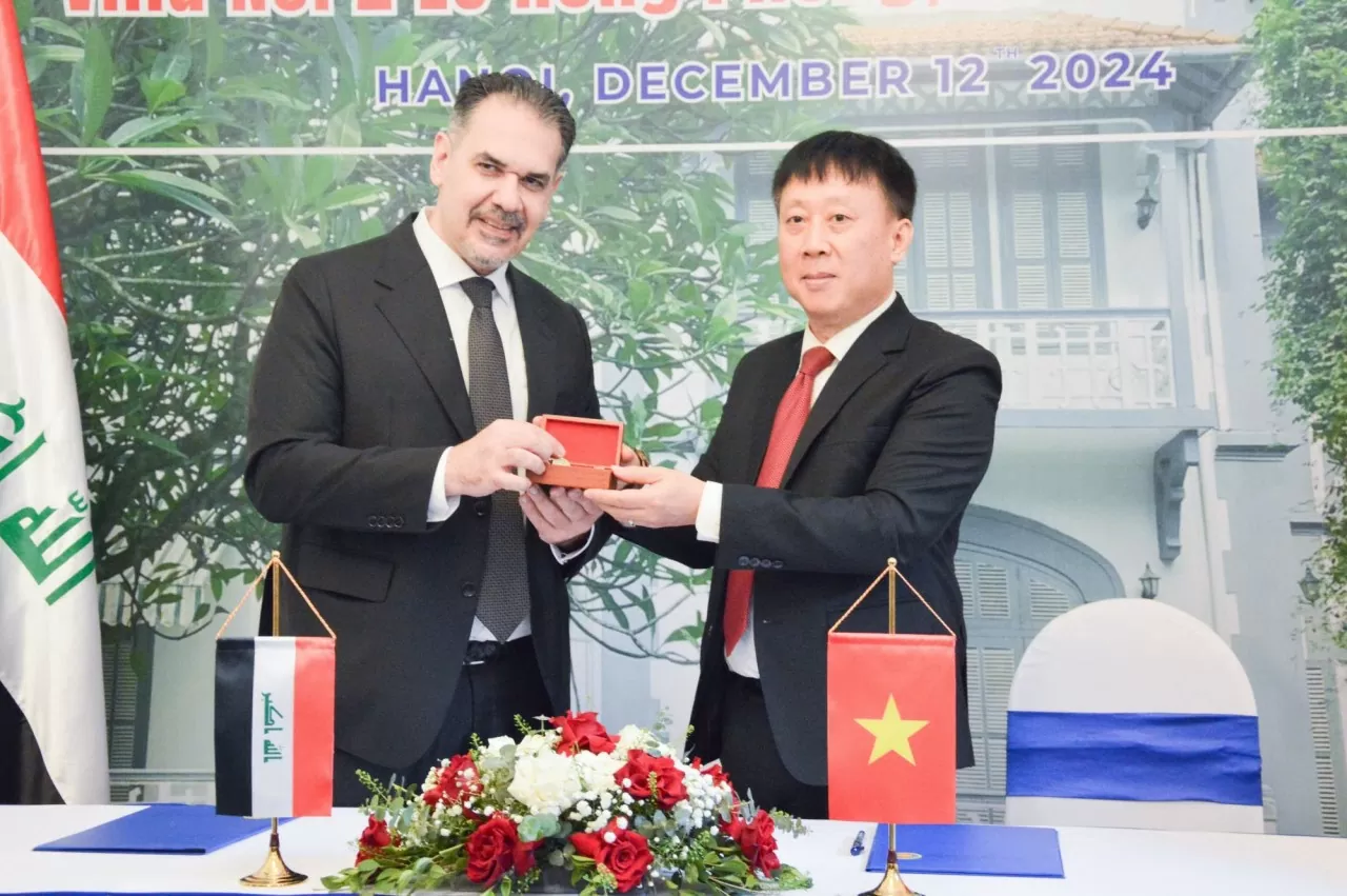 Ông Ngô Phương Nghị, Cục trưởng Cục Phục vụ Ngoại giao đoàn trao lại chìa khóa nhà cho ông Ahmad Moayad Rashad Al-Azzawi, Đại biện Đại sứ quán Iraq tại Việt Nam. (Ảnh: Phạm Hiền) 