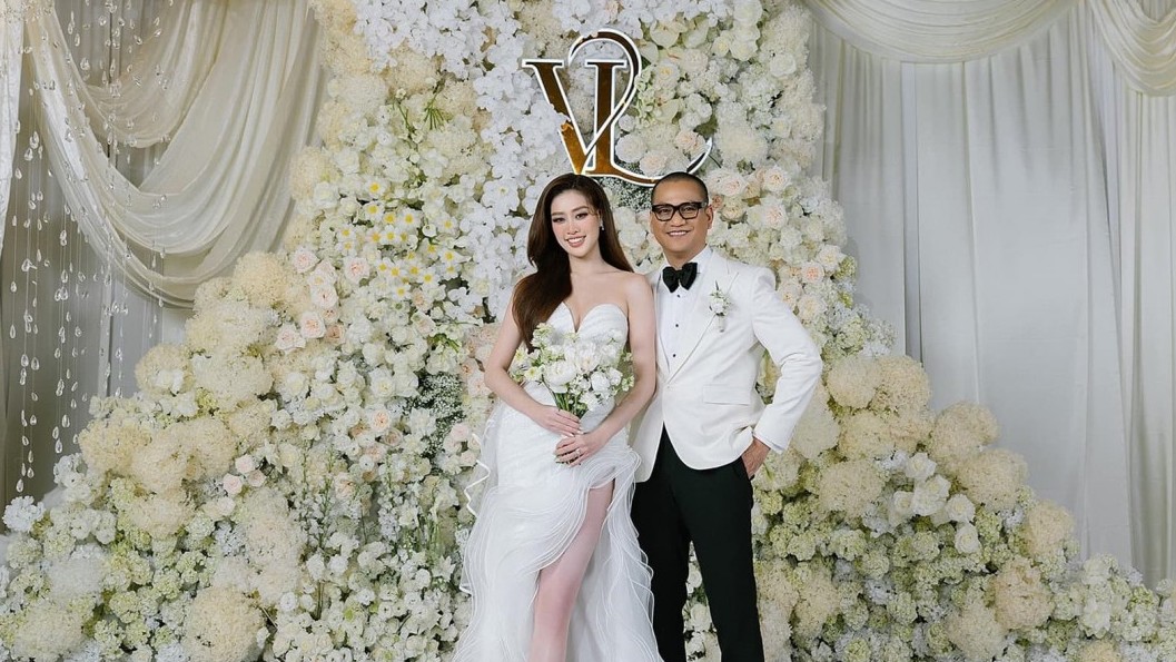 Cô dâu Khánh Vân xuất hiện rạng rỡ bên ông xã trong tiệc cưới xa hoa