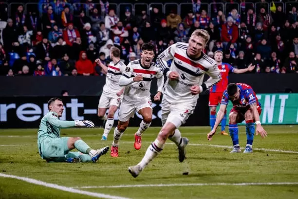 Hojlund tỏa sáng với 1 cú đúp giúp MU giành chiến thắng 2-1 trước Plzen. Hojlund tỏa sáng với 1 cú đúp giúp MU giành chiến thắng 2-1 trước Plzen.