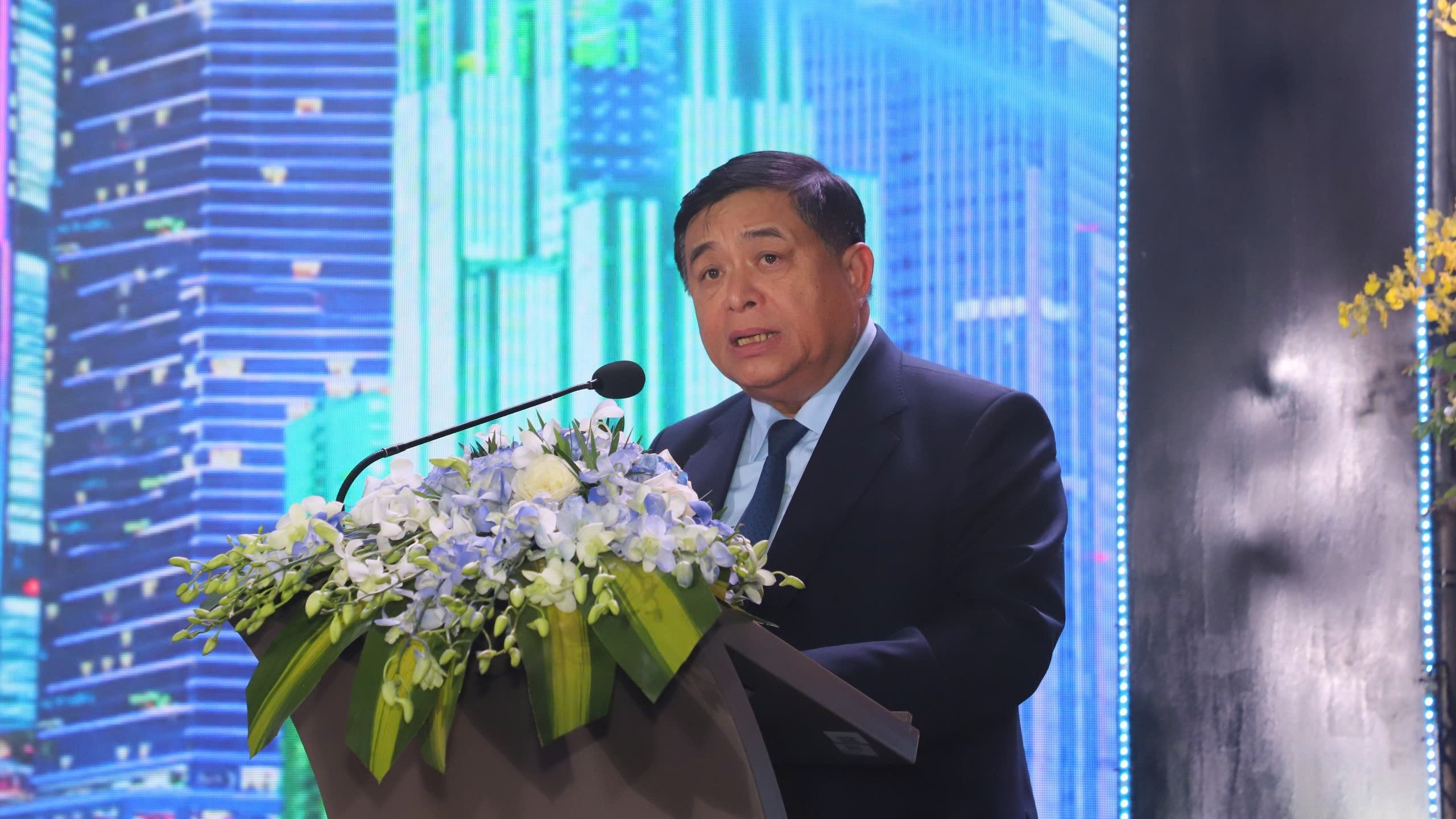 Bộ trưởng Nguyễn Chí Dũng: Chuyện Vinfast, GrowMax và bông hoa nở trên vùng đất khô cằn là bông hoa rực rỡ nhất