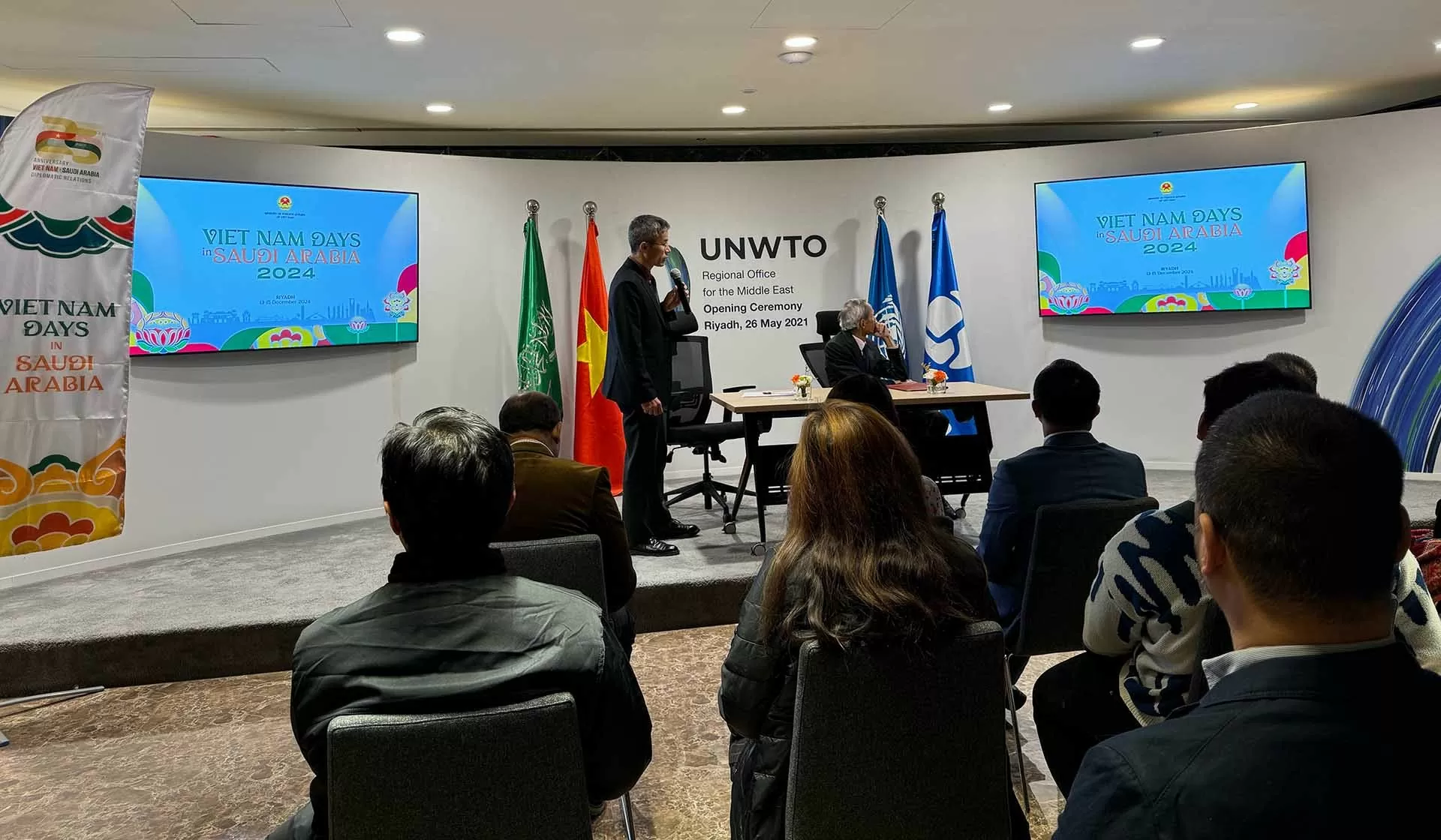 Đại sứ quán Việt Nam tại Saudi Arabia tổ chức họp báo thông tin về tình hình chính trị, kinh tế-xã hội, quan hệ hai nước và Ngày Việt Nam Đại sứ quán Việt Nam tại Saudi Arabia tổ chức họp báo thông tin về tình hình chính trị, kinh tế-xã hội, quan hệ hai nước và Ngày Việt Nam