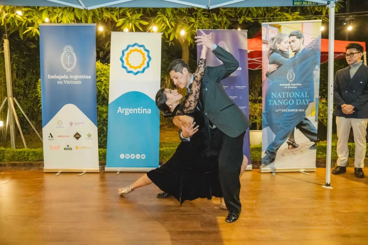 Sự kiện kỷ niệm có sự góp mặt của cặp đôi nhảy Tango chuyên nghiệp Pablo Daniel Martinez và Bárbara Benítez. (Ảnh: Đại sứ quán Argentina tại Việt Nam) Sự kiện kỷ niệm có sự góp mặt của cặp đôi nhảy Tango chuyên nghiệp Pablo Daniel Martinez và Bárbara Benítez. (Ảnh: Đại sứ quán Argentina tại Việt Nam)