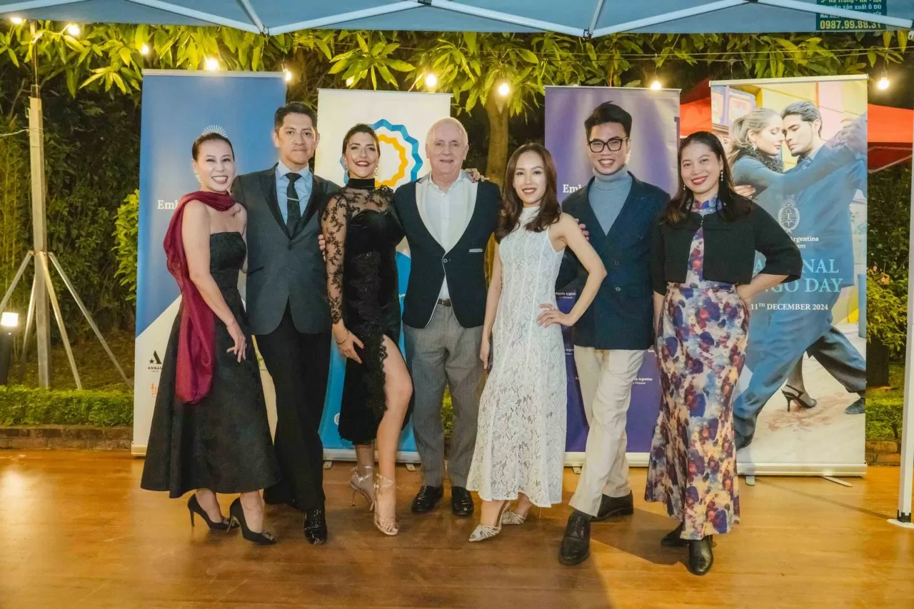 Đại sứ Argentina tại Việt Nam Marcos A. Bednarski chụp ảnh cùng các nghệ sĩ Tango. (Ảnh: Đại sứ quán Đại sứ Argentina tại Việt Nam Marcos A. Bednarski chụp ảnh cùng các nghệ sĩ Tango. (Ảnh: Đại sứ quán