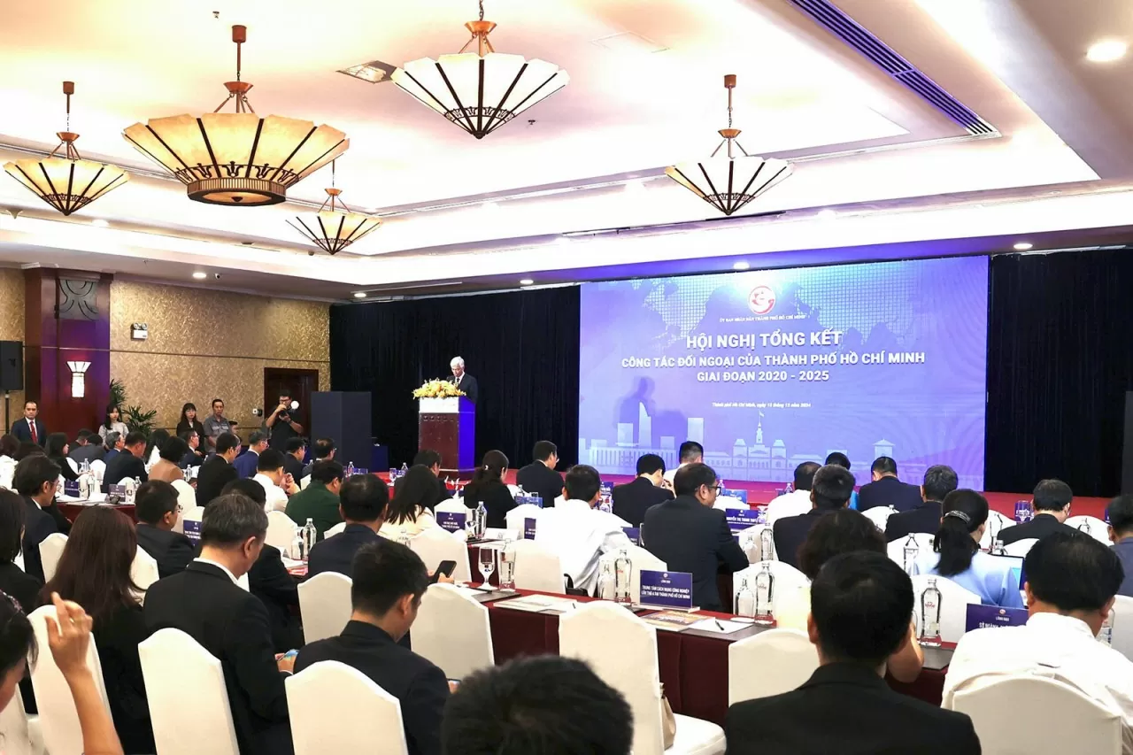 Phó Thủ tướng, Bộ trưởng Ngoại giao Bùi Thanh Sơn phát biểu chỉ đạo trong Hội nghị Tổng kết công tác đối ngoại của TP. Hồ Chí Minh giai đoạn 2020-2025. (Nguồn: VGP News) Phó Thủ tướng, Bộ trưởng Ngoại giao Bùi Thanh Sơn phát biểu chỉ đạo trong Hội nghị Tổng kết công tác đối ngoại của TP. Hồ Chí Minh giai đoạn 2020-2025. (Nguồn: VGP News)