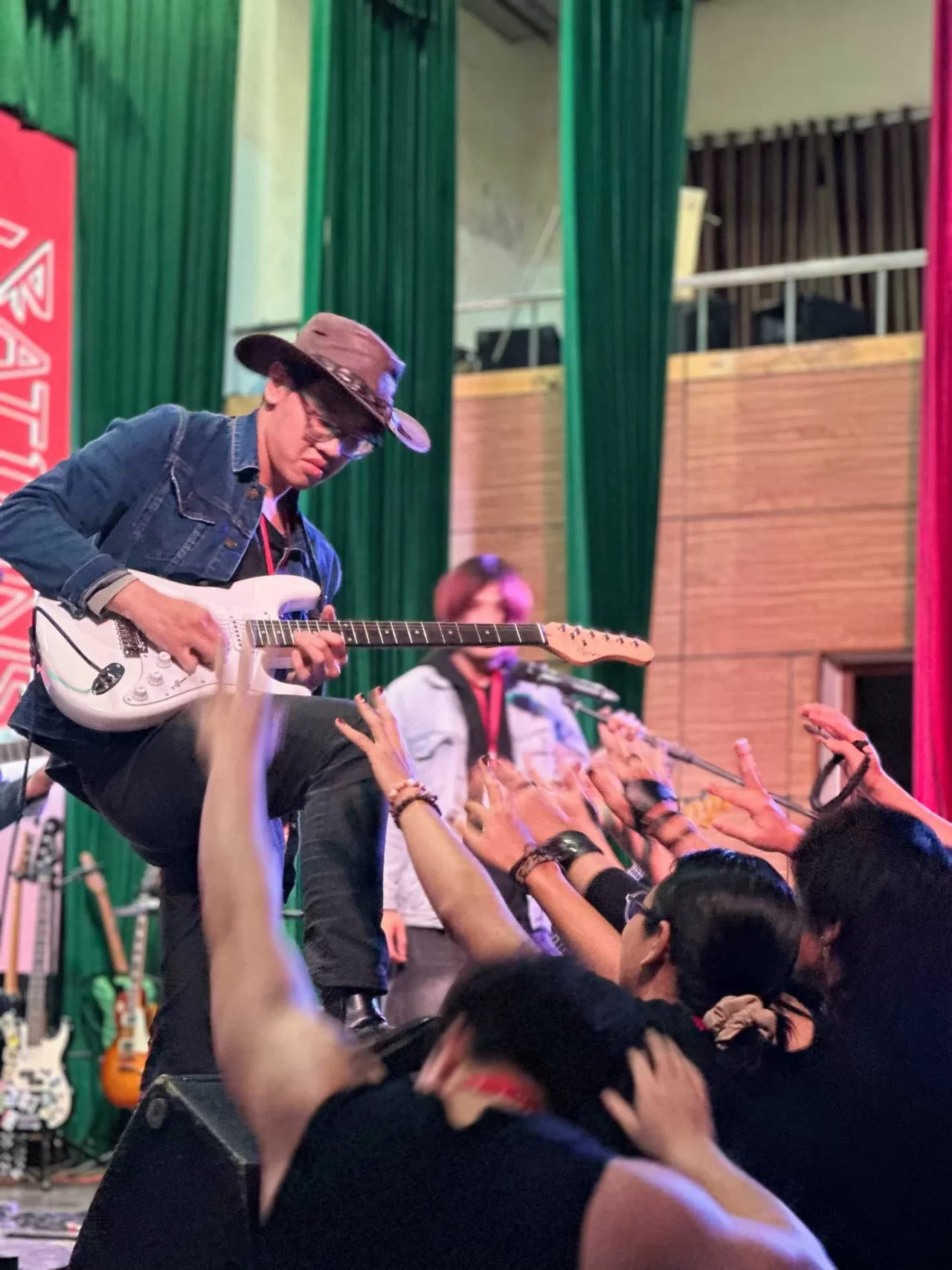 Khán giả “cháy hết mình” với màn solo đặc sắc trong bài Hotel California (Ảnh: Thanh Nhàn) Khán giả “cháy hết mình” với màn solo đặc sắc trong bài Hotel California (Ảnh: Thanh Nhàn)