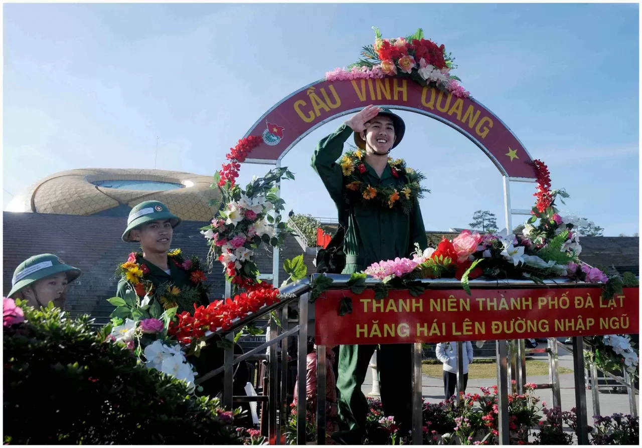 Tiếp bước cha anh đi trước. (Ảnh: Hà Hữu Nết) Tiếp bước cha anh đi trước. (Ảnh: Hà Hữu Nết)