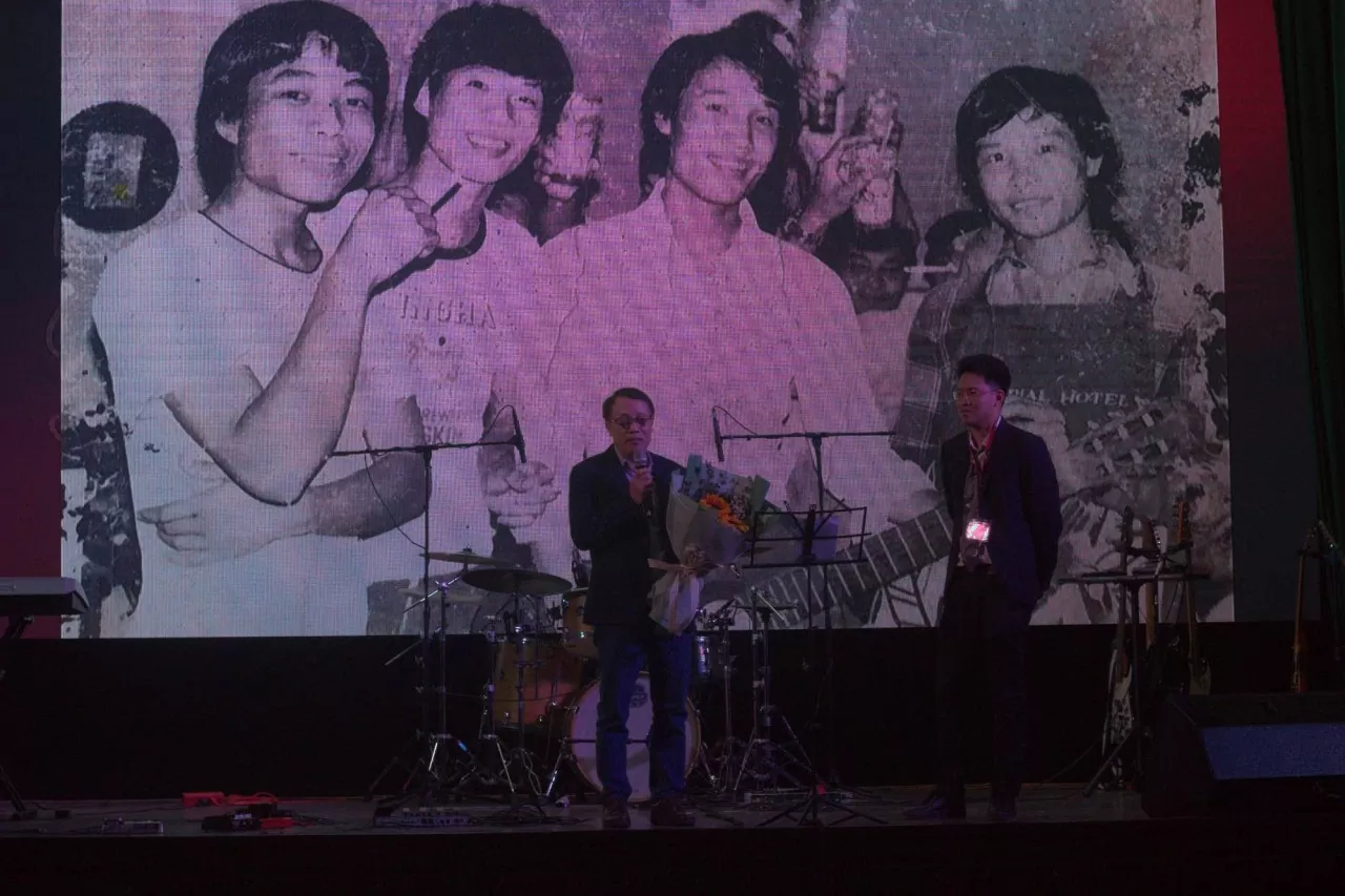 Đại sứ Nguyễn Mạnh Cường (bên trái) phát biểu mở màn cho đêm nhạc (Ảnh: Thanh Nhàn) Đại sứ Nguyễn Mạnh Cường (bên trái) phát biểu mở màn cho đêm nhạc (Ảnh: Thanh Nhàn)