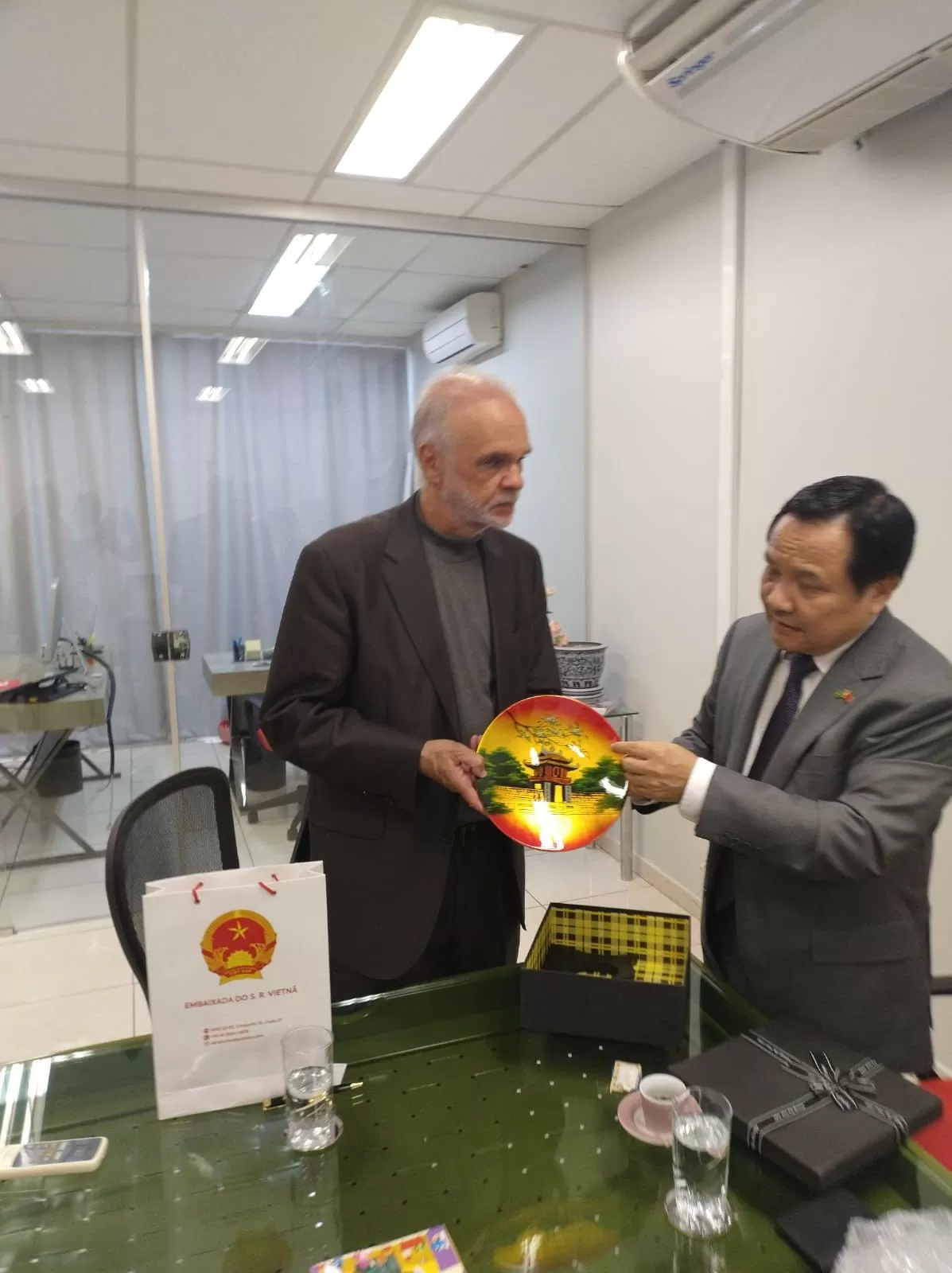 Đại sứ Việt Nam tại Brazil thăm, làm việc tại Viện Giáo dục đại học Brasília Đại sứ Việt Nam tại Brazil thăm, làm việc tại Viện Giáo dục đại học Brasília