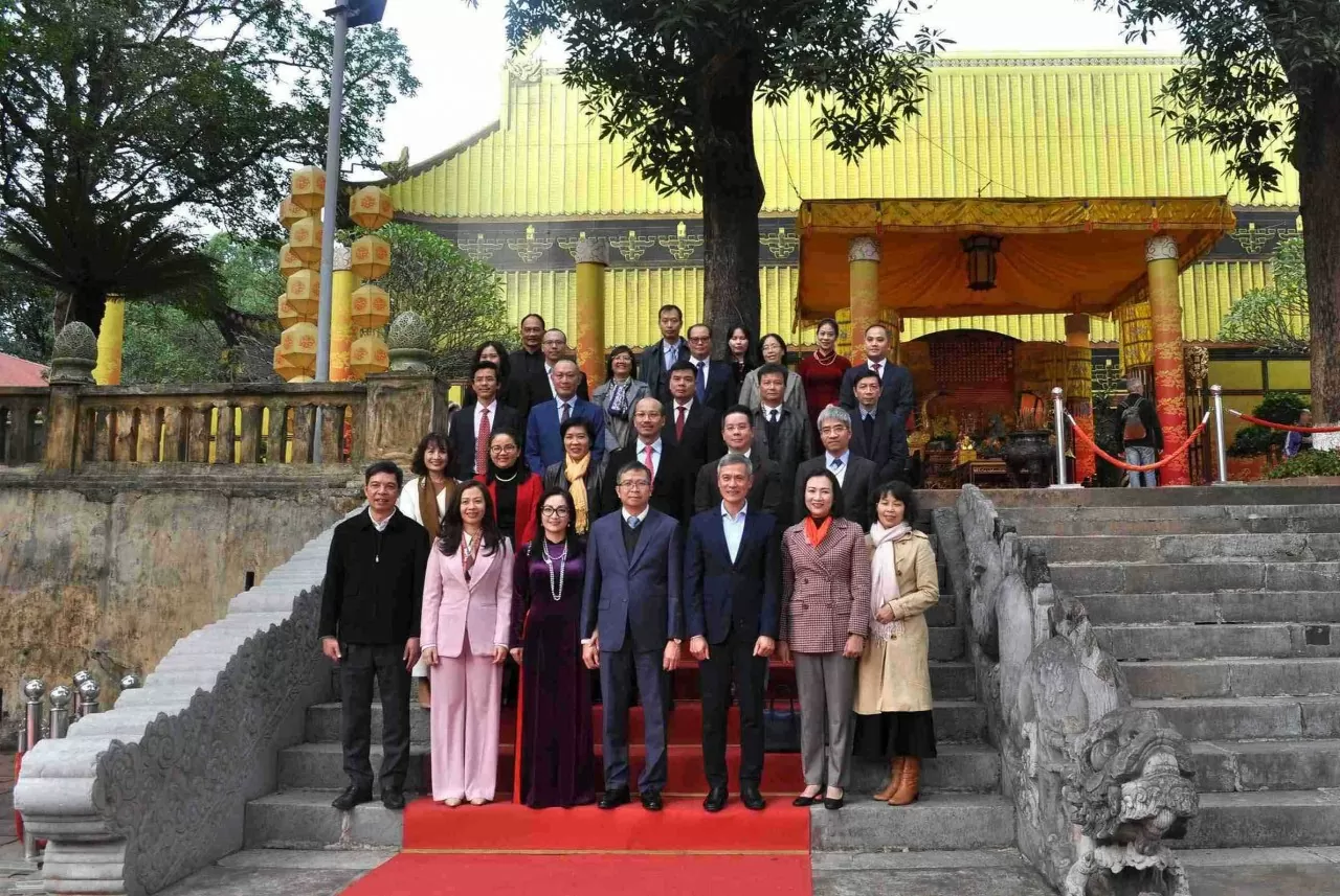 Đoàn Trưởng cơ quan đại diện Việt Nam tại nước ngoài chụp ảnh lưu niệm tại Hoàng thành Thăng Long, Hà Nội. (Ảnh Hải Phương) Đoàn Trưởng cơ quan đại diện Việt Nam tại nước ngoài chụp ảnh lưu niệm tại Hoàng thành Thăng Long, Hà Nội. (Ảnh Hải Phương)