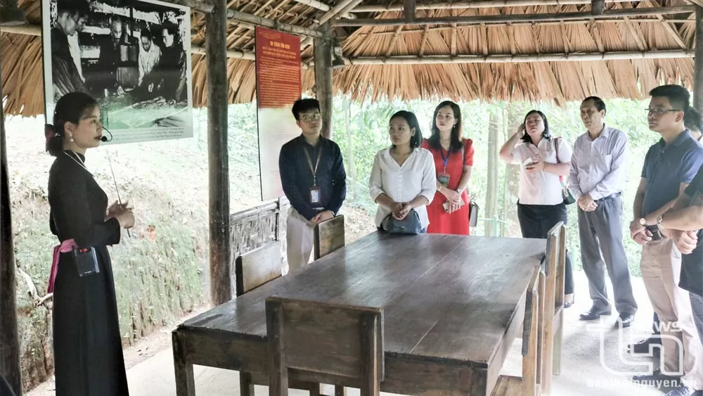 Để đón tiếp, phục vụ nhân dân, du khách đến dâng hương tại Nhà tưởng niệm Chủ tịch Hồ Chí Minh, tham quan Nhà trưng bày ATK và các điểm di tích trên địa bàn huyện Định Hóa, Ban Quản lý Khu di tích thường xuyên tổ chức các hoạt động kiểm tra hiện trạng các điểm di tích; thực hiện công tác bảo quản, vệ sinh hiện vật định kỳ; bảo đảm tốt công tác vệ sinh môi trường, an toàn thực phẩm, phòng chống cháy nổ, an ninh trật tự; tăng cường công tác thông tin tuyên truyền, quảng bá về các di tích lịch sử, văn hóa; tổ chức trưng bày, triển lãm ảnh với chủ đề “Từ ATK Thái Nguyên đến Chiến thắng Điện Biên Phủ” và nhiều hoạt động ý nghĩa khác. Các đoàn khách trong nước, quốc tế được Ban Quản lý Khu di tích hướng dẫn thỉnh chuông, thỉnh khánh, dâng hương theo nghi thức trang trọng tại Nhà tưởng niệm Chủ tịch Hồ Chí Minh. Để đón tiếp, phục vụ nhân dân, du khách đến dâng hương tại Nhà tưởng niệm Chủ tịch Hồ Chí Minh, tham quan Nhà trưng bày ATK và các điểm di tích trên địa bàn huyện Định Hóa, Ban Quản lý Khu di tích thường xuyên tổ chức các hoạt động kiểm tra hiện trạng các điểm di tích; thực hiện công tác bảo quản, vệ sinh hiện vật định kỳ; bảo đảm tốt công tác vệ sinh môi trường, an toàn thực phẩm, phòng chống cháy nổ, an ninh trật tự; tăng cường công tác thông tin tuyên truyền, quảng bá về các di tích lịch sử, văn hóa; tổ chức trưng bày, triển lãm ảnh với chủ đề “Từ ATK Thái Nguyên đến Chiến thắng Điện Biên Phủ” và nhiều hoạt động ý nghĩa khác. Các đoàn khách trong nước, quốc tế được Ban Quản lý Khu di tích hướng dẫn thỉnh chuông, thỉnh khánh, dâng hương theo nghi thức trang trọng tại Nhà tưởng niệm Chủ tịch Hồ Chí Minh.