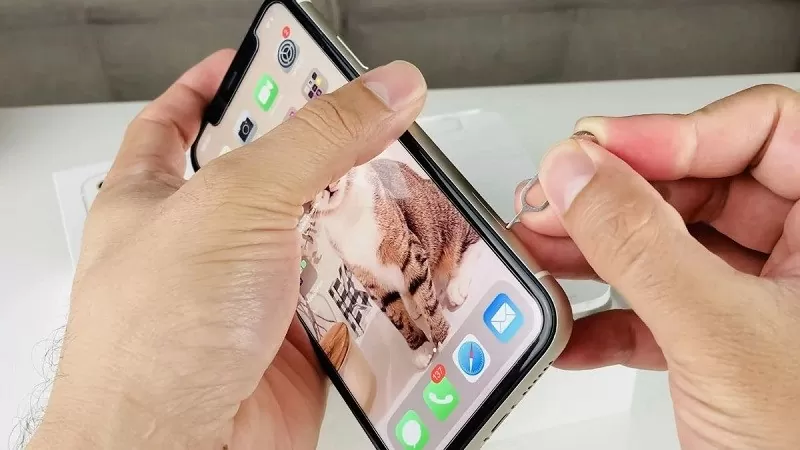 Mách bạn cách tháo sim iPhone chuẩn kỹ thuật cực đơn giản Mách bạn cách tháo sim iPhone chuẩn kỹ thuật cực đơn giản